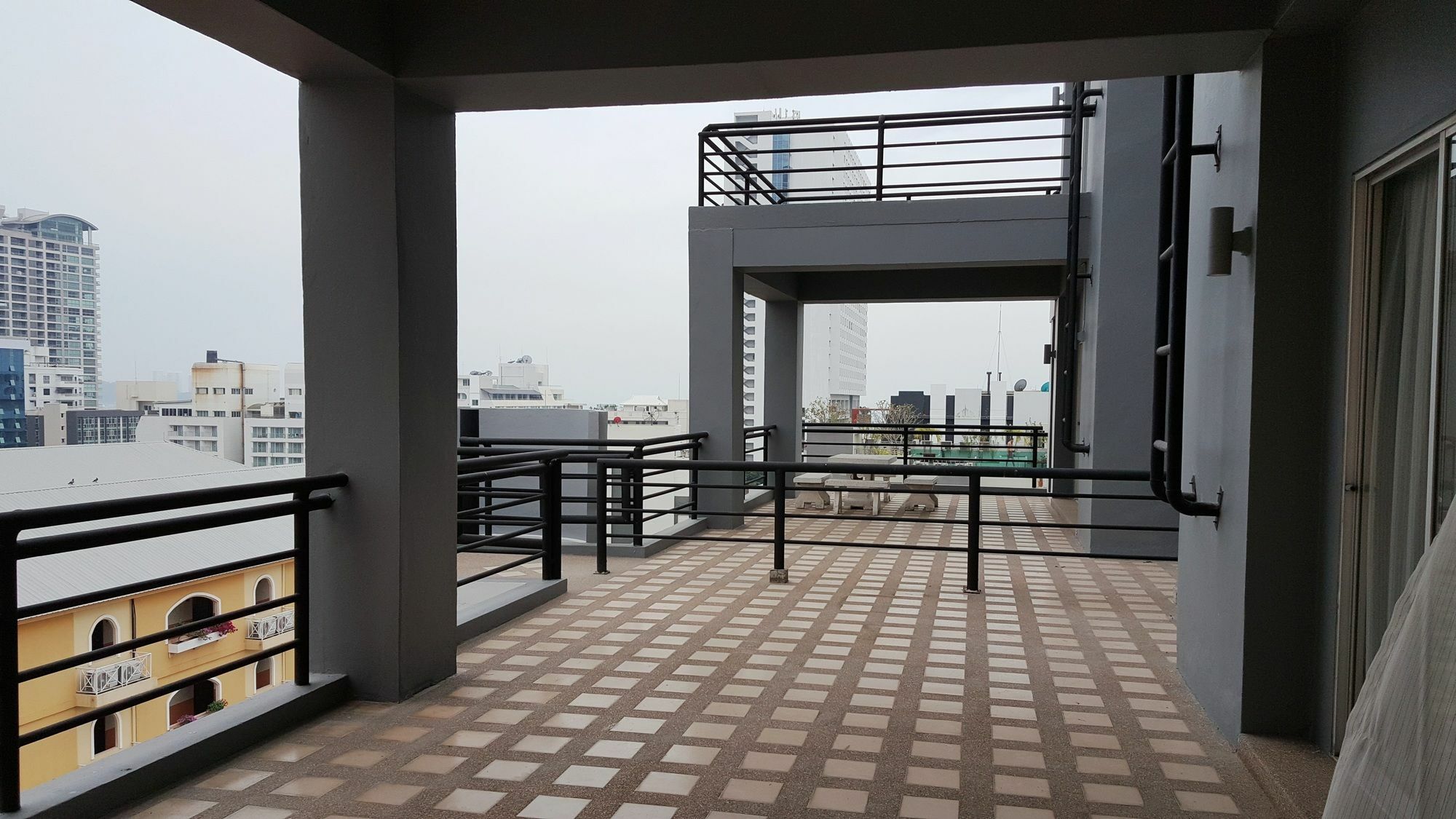 Ploen Place Residence Pattaya Buitenkant foto